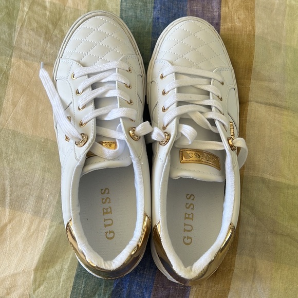 White Guess sneaker - Picture 2 of 6